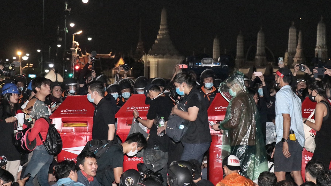 บรรยากาศ ผู้ชุมนุมทยอยหย่อนจดหมายลงตู้ ปณ. เจ้าหน้าที่ยังตรึงกำลัง
