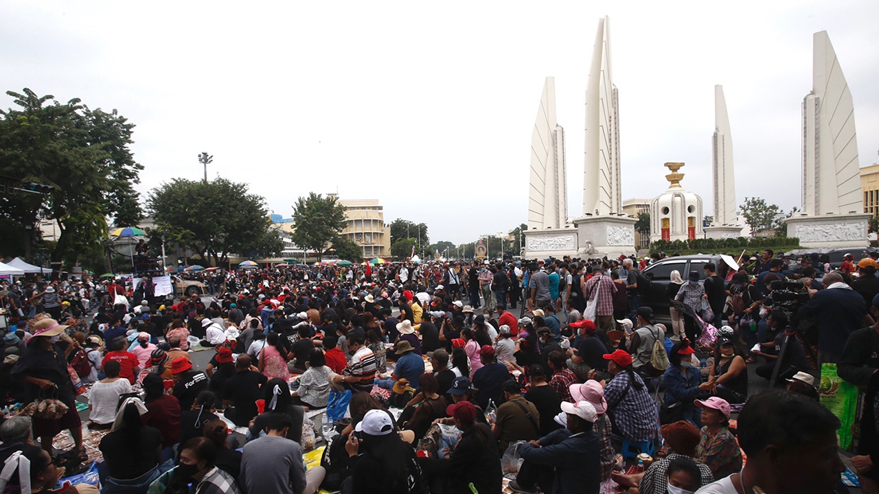 ประมวลภาพ "กลุ่มราษฎร" ทยอยเข้าพื้นที่ชุมนุม บริเวณอนุสาวรีย์ประชาธิปไตย