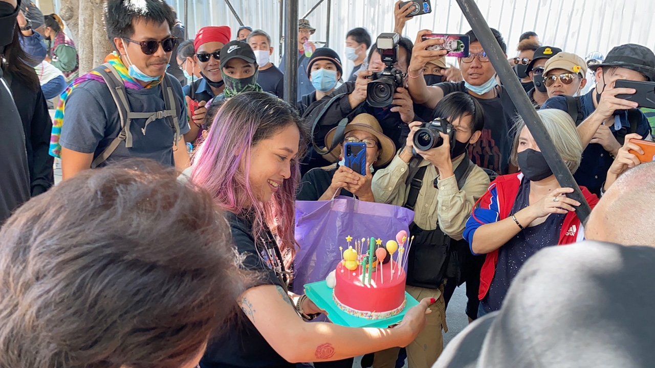 "ทราย" แม่ยกแห่งชาติ เจอเซอร์ไพรส์เค้กวันเกิด หลังรับทราบข้อหา ม.112