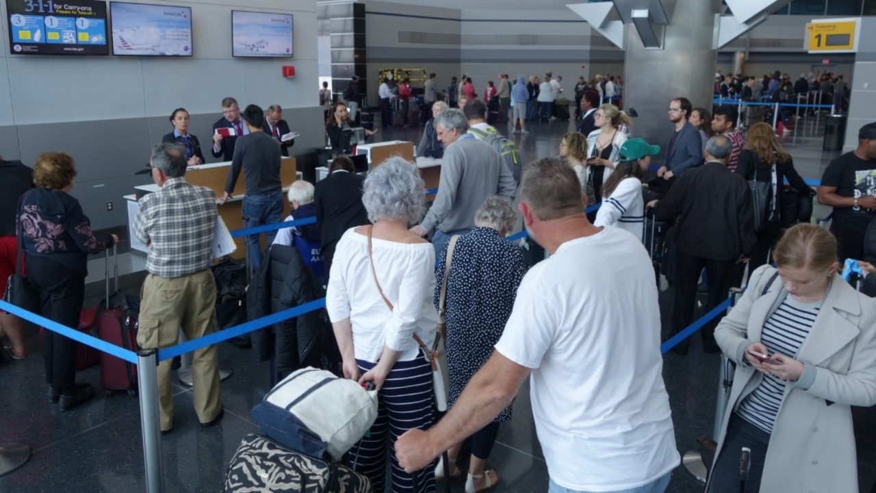 สนามบินลอนดอนโกลาหล ยุโรประงับด่วนเที่ยวบินจาก UK วิตกโควิดสายพันธุ์ใหม่ 