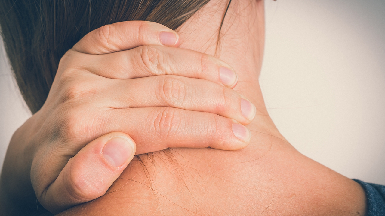 ปวดคอเรื้อรัง ระวังโรคหมอนรองกระดูกคอทับเส้นประสาท รุนแรงขั้นอัมพาต