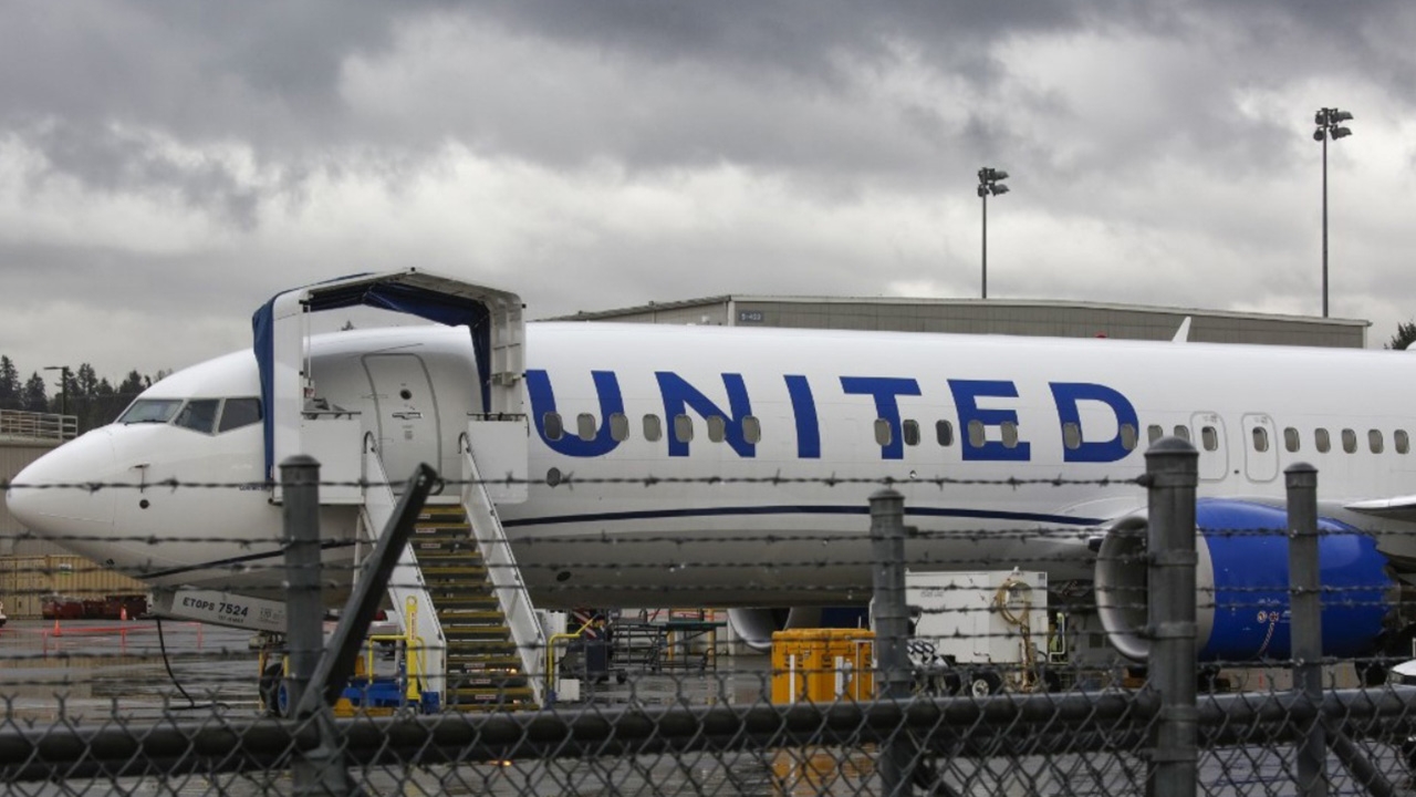 แตกตื่นทั้งลำ ผู้โดยสารติดโควิด-19 เสียชีวิตบนเครื่องบินสหรัฐฯ