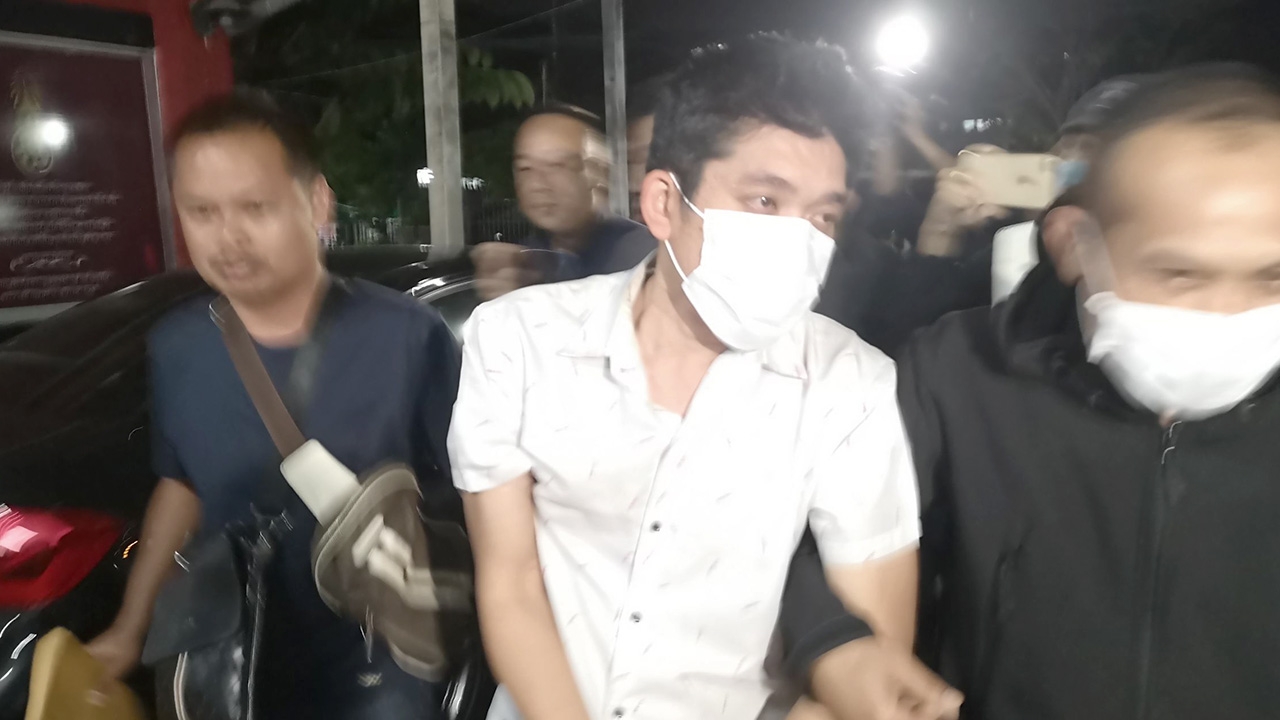 นำ “ไอ้บอย” ผู้ต้องหาลักพาตัวเมียเก่า บินเข้า กทม. เจ้าตัวสีหน้าเรียบเฉย