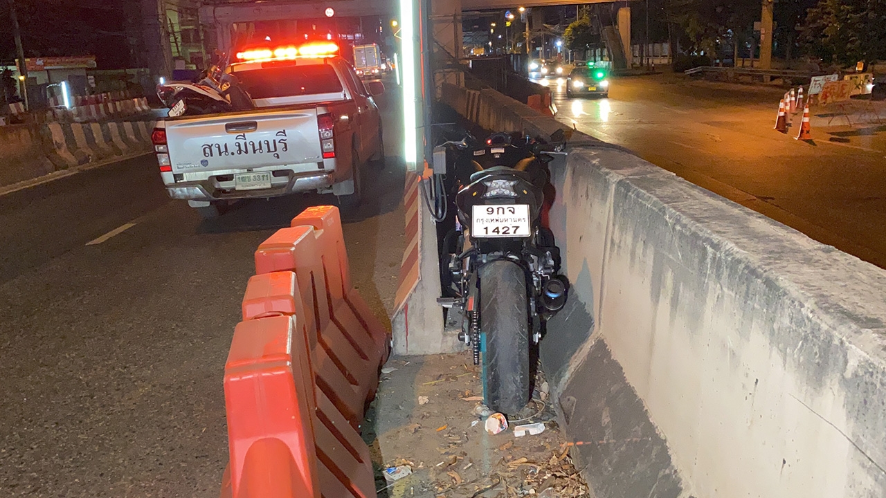 "หนุ่มไบค์เกอร์" บิด Z900 ซัดแบริเออร์ขอบทาง ดับสนิทคาที่