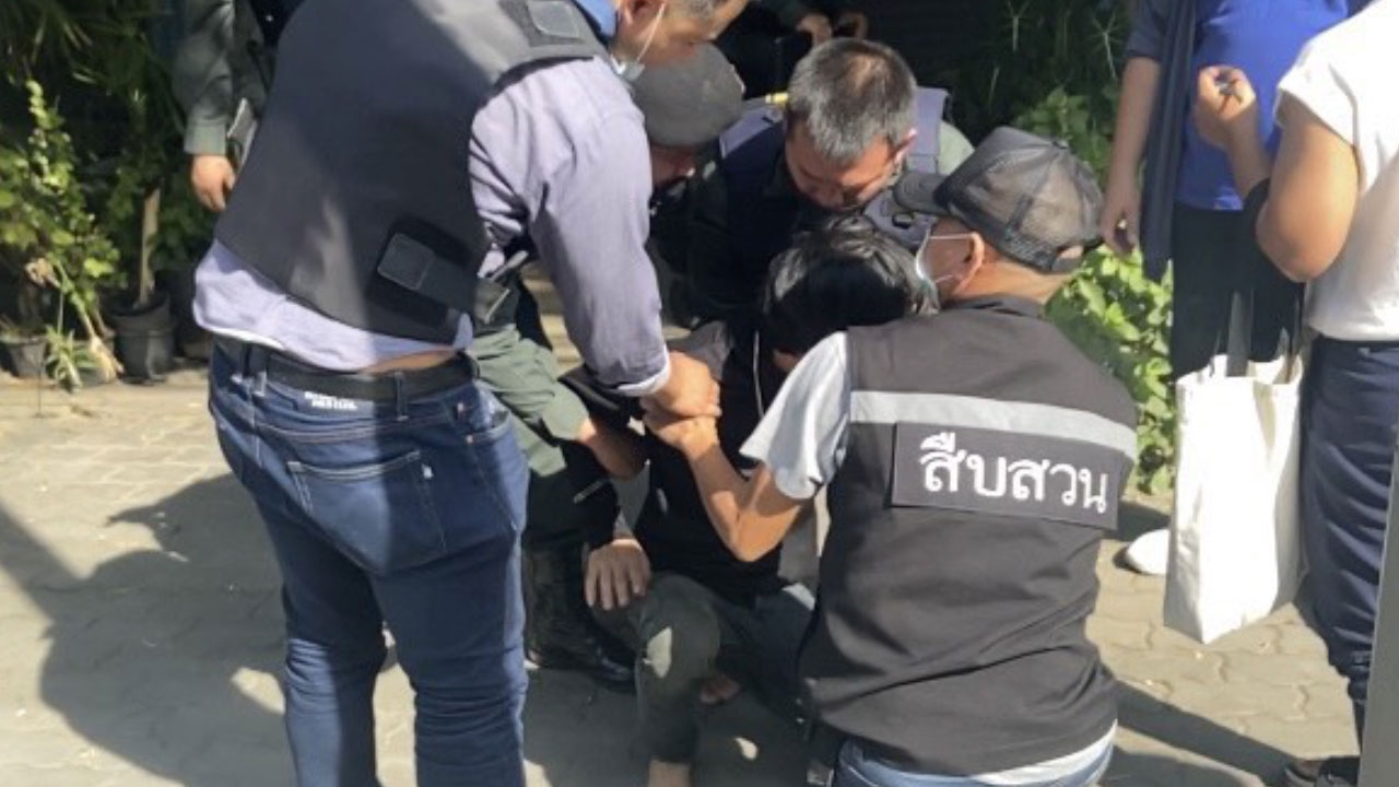 จับได้แล้ว โจรชิงทองร้านดังเมืองคอน หนีไปจนมุมที่ จ.สมุทรสาคร