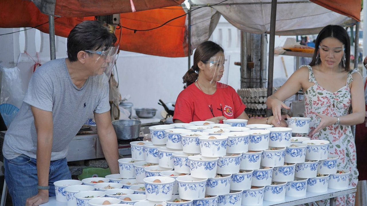 ยูทูบเบอร์สายฮา "หยาดพิรุณ" อิ่มใจ ลงมือทำข้าวกล่องแจกคนเร่ร่อน