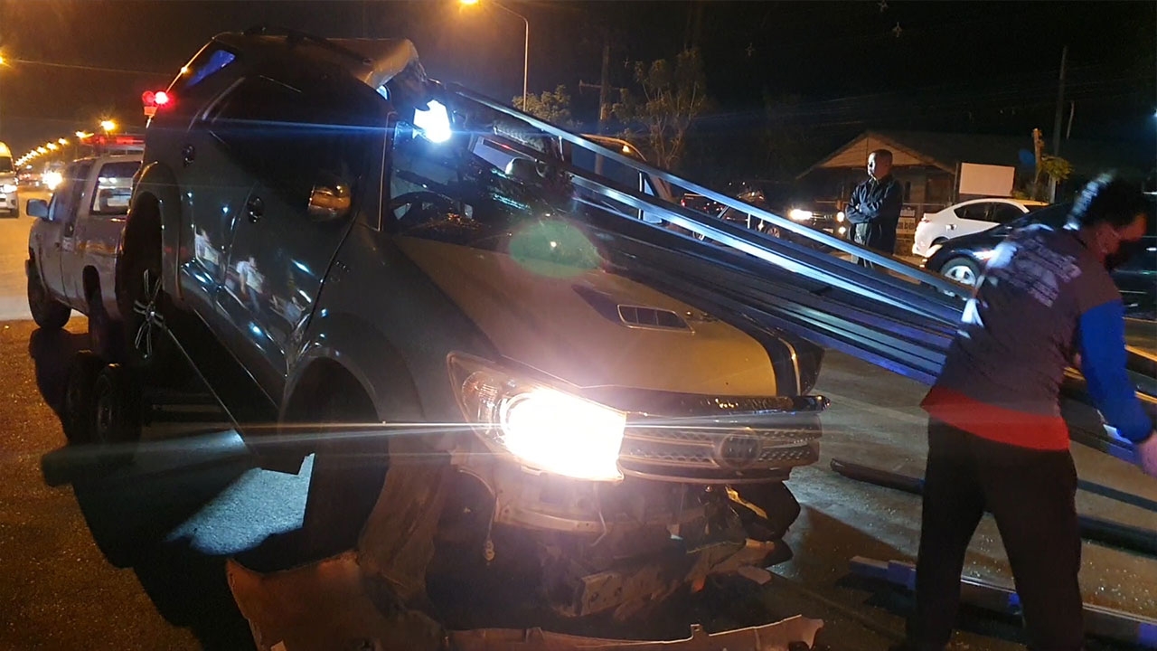 ตร.ควบฟอร์จูนเนอร์ ประสานงากระบะขนเหล็ก พุ่งเสียบหน้ารถ เจ็บ 3 ตาย 1