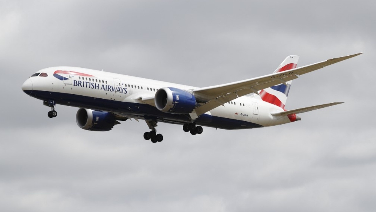 ธุรกิจการบินโกลาหล หลังทั่วโลกแห่แบนเที่ยวบินจากอังกฤษ