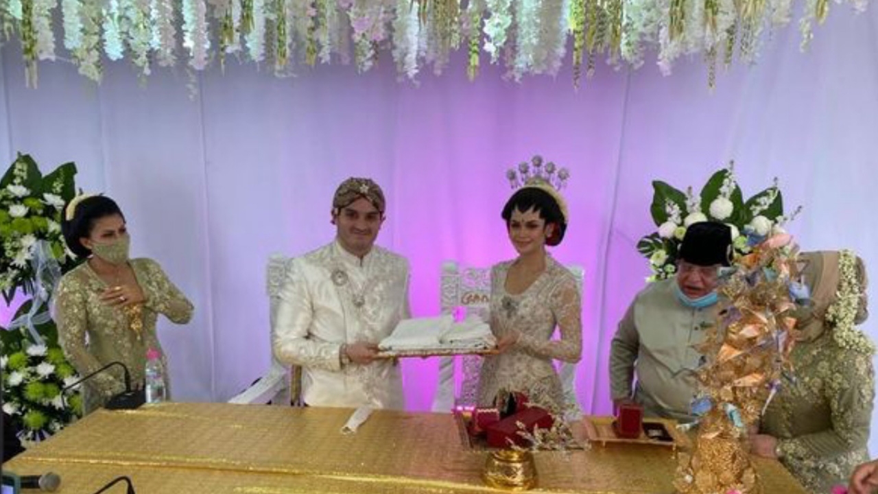 บ่าวสาวมาเลเซียแต่งงานสุดหรูแขกเหรื่อนับหมื่นคนมางานแบบไดร์ฟทรู