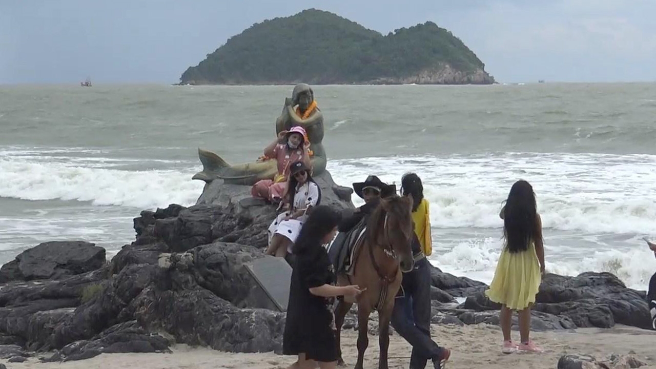 เทศบาลนครสงขลา เตรียมซ่อมรูปปั้นนางเงือกทองหาดสมิหลา หลังร้าวเป็นรูโหว่ 