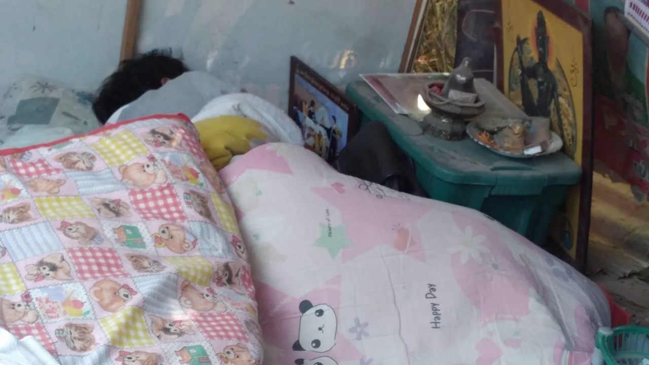 พ่อ "ครูเต้ย" ใจสลายนอนกอดรูปลูกชายไม่ยอมลุก คาดศพถึงบ้านเกิดเย็นนี้