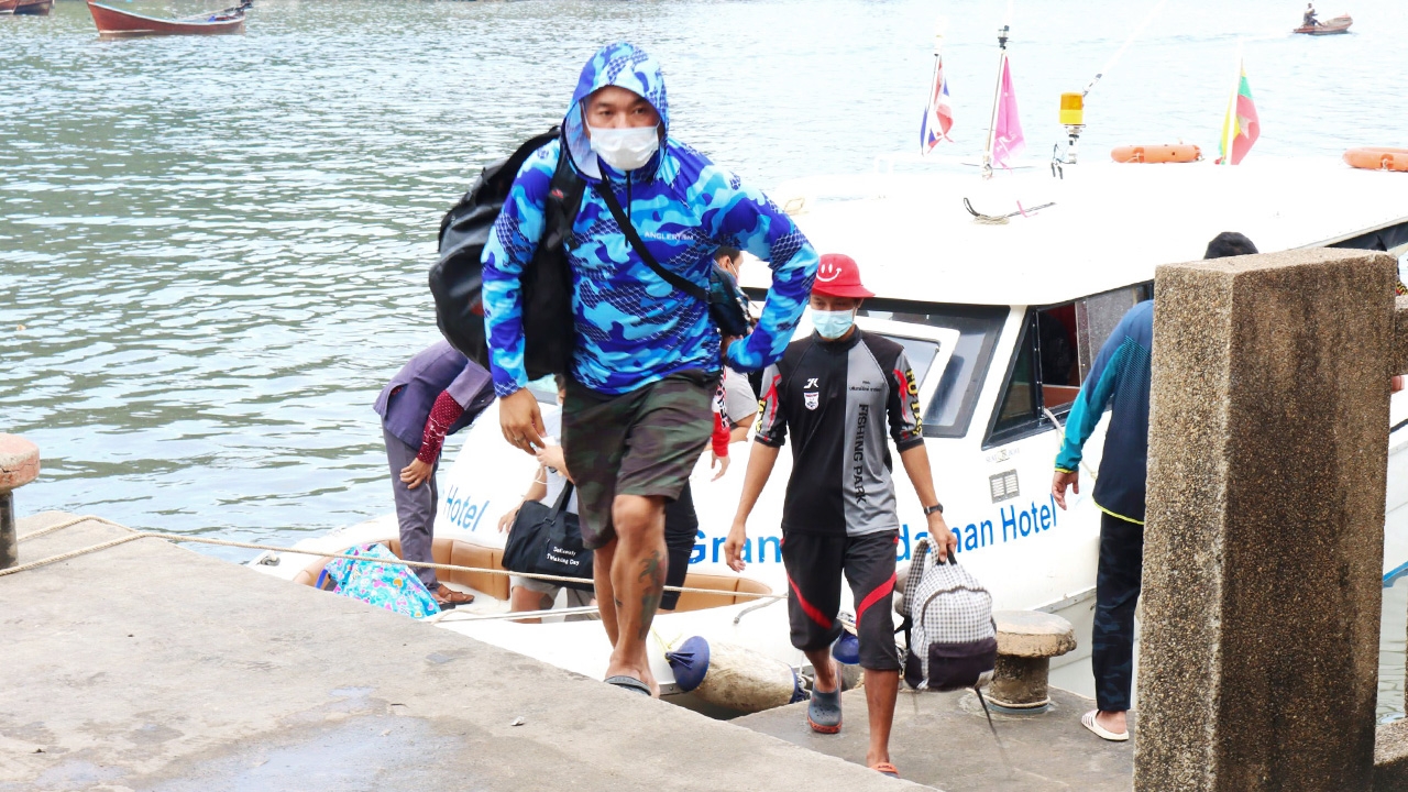 ศรชล.ภาค 3 รับมอบ 20 ลูกเรือ และนักท่องเที่ยวเรือ POLARIS ONE กลับไทย 