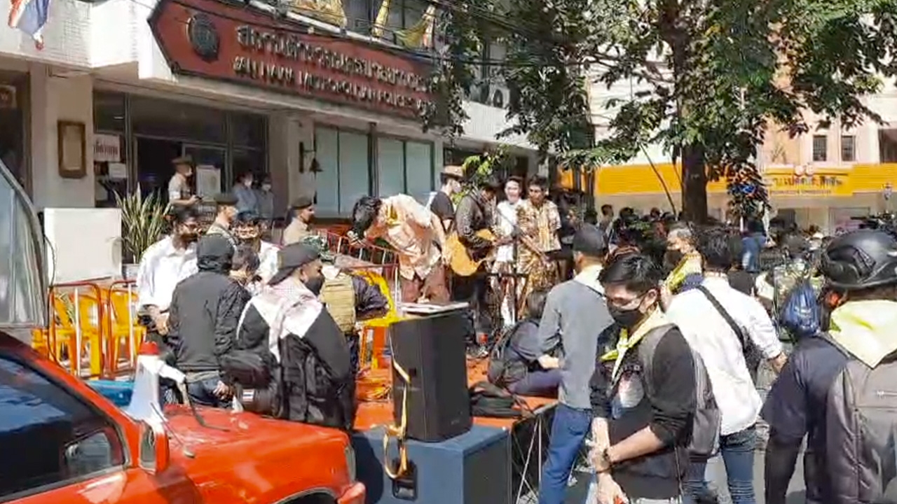 การ์ดวีโว่ ตั้งเวทีหน้า สน.ยานนาวา ให้กำลังใจบุรีรัมย์ปลดแอกโดนคดี 112