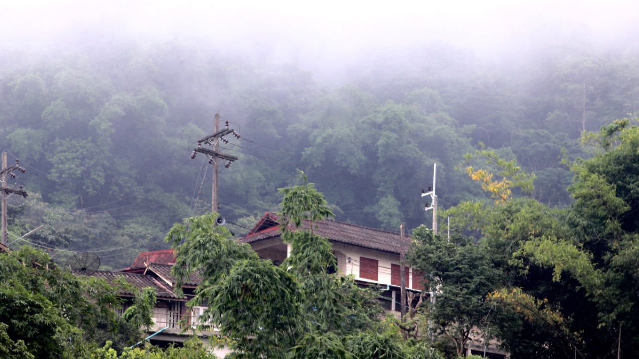 สภาพอากาศวันนี้ ไทยตอนบนเย็นลง ภาคใต้มีฟ้าคะนอง ฝนตกหนักบางแห่ง