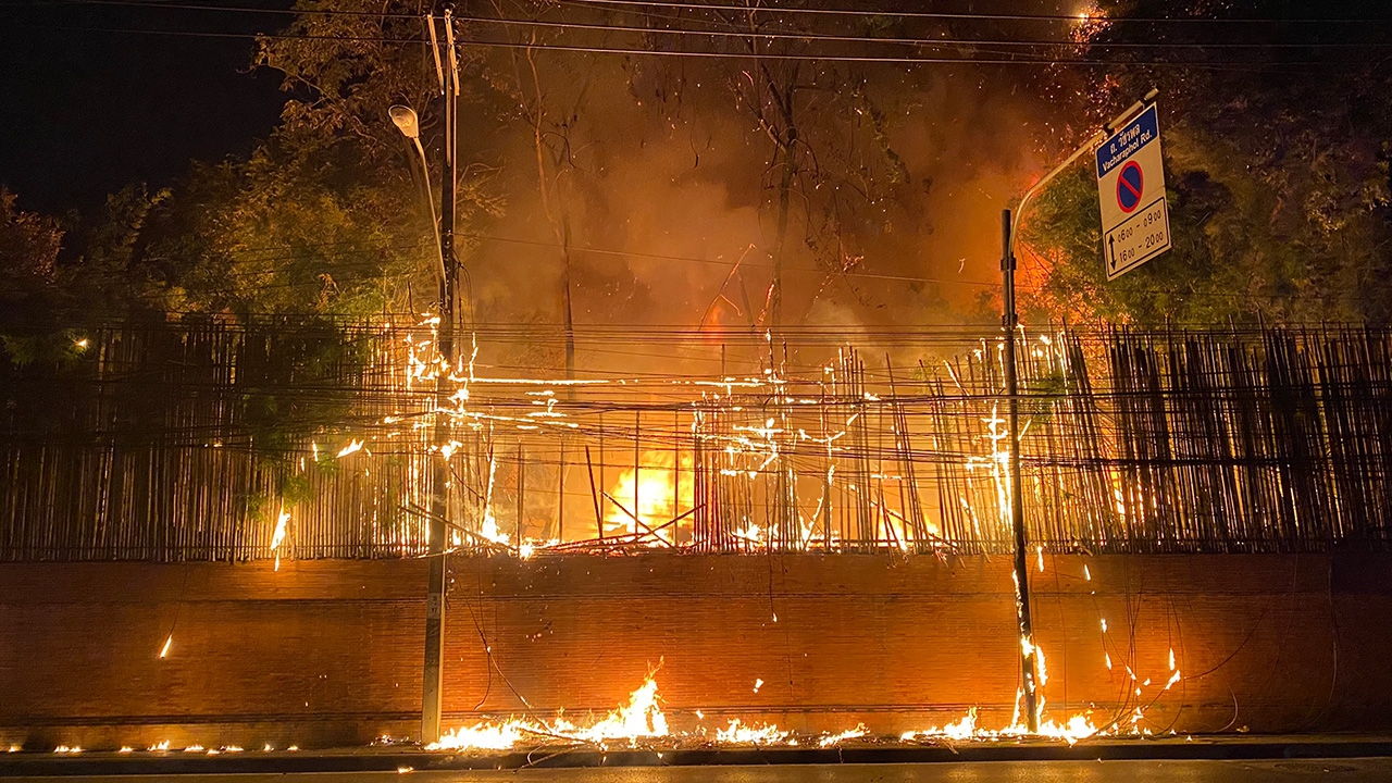 ไฟไหม้โรงเก็บไม้และของเก่า ภายในเสถียรธรรมสถาน ตร.เร่งสอบหาสาเหตุ