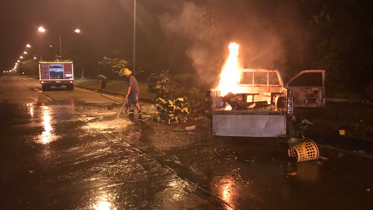 กระบะแม่ค้าแคบหมูที่แพร่ เสียหลักชนต้นไม้ไฟไหม้ หนีออกทันหวิดถูกย่างสด