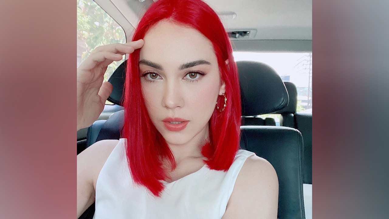 ลุคใหม่ แมท ภีรนีย์ เซอร์ไพรส์ตัดผมสั้น ทำผมแดงแปร๊ดเป็นแอเรียล