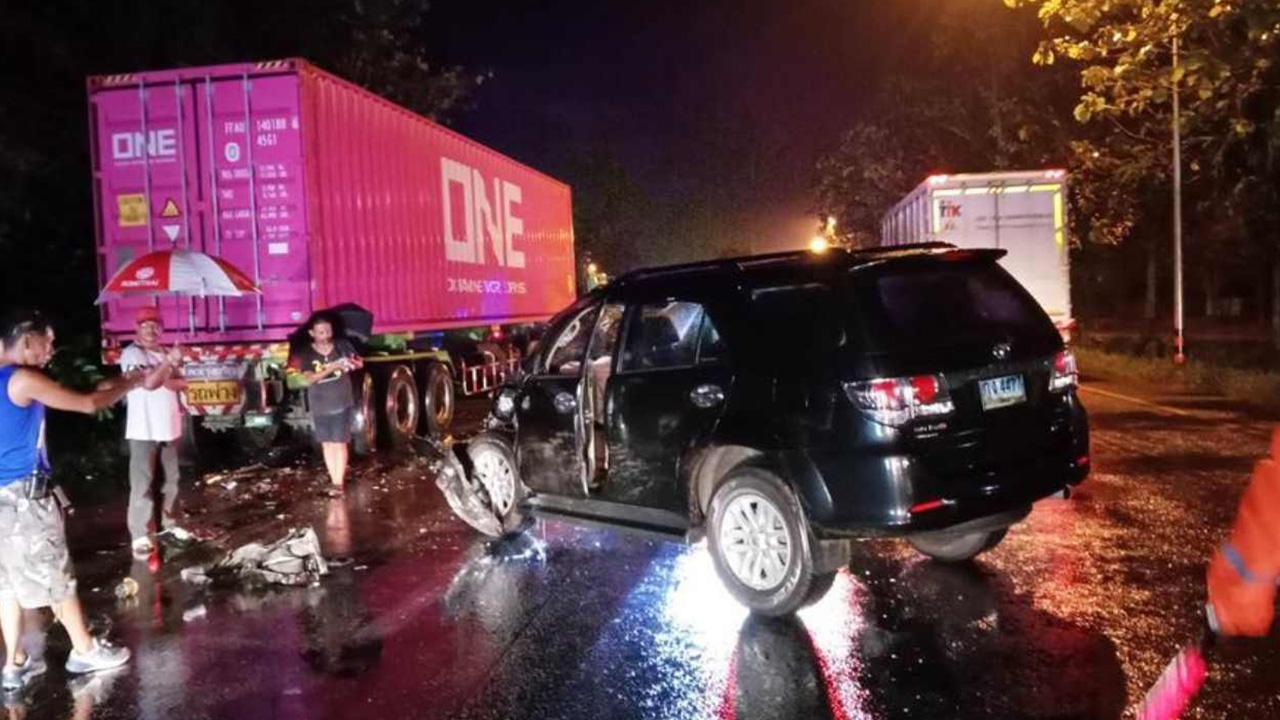 สูญเสียนายตำรวจ พ.ต.ท. ขับฟอร์จูนเนอร์ ชนท้ายรถพ่วงจอดหลบฝนดับ