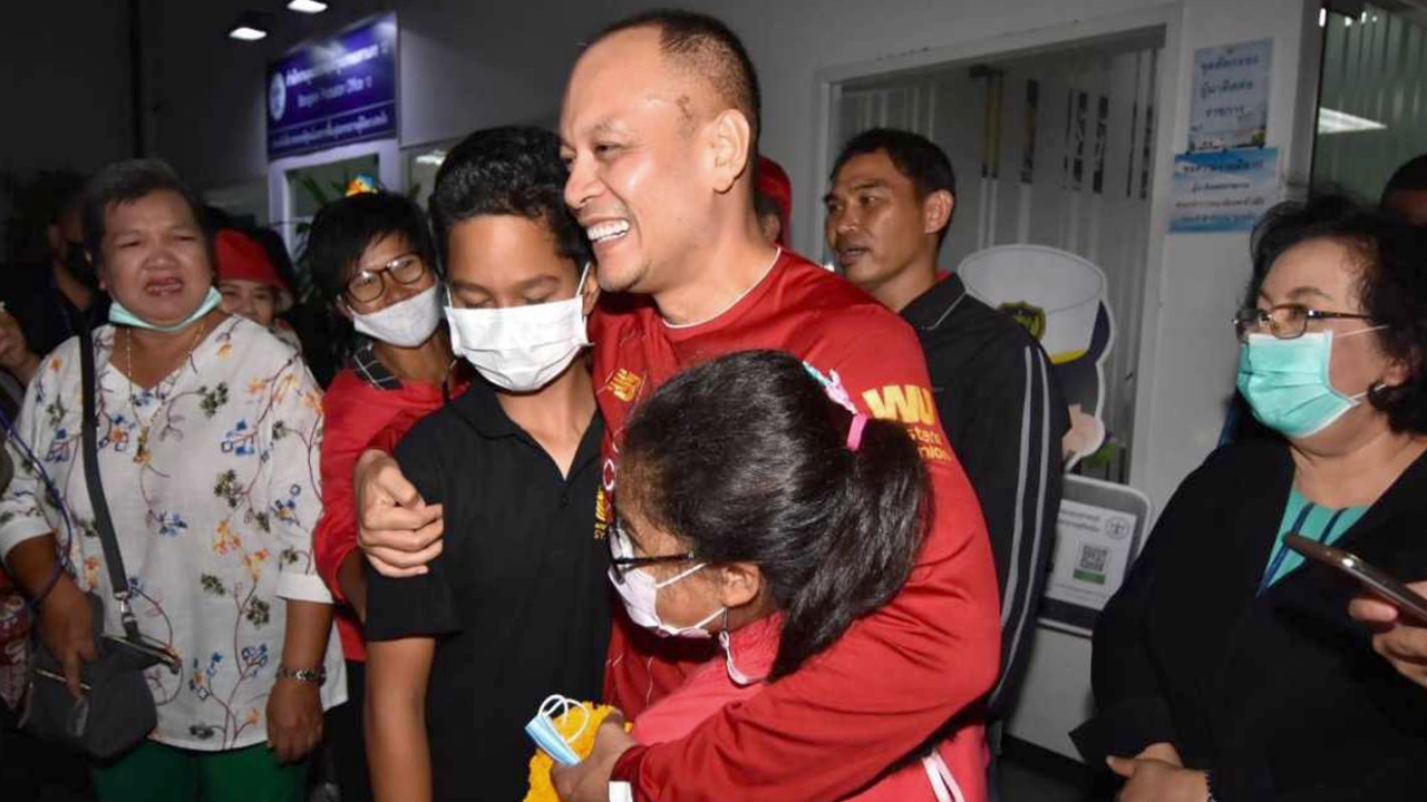 ปล่อยตัว "ณัฐวุฒิ" จนท.ติดกำไลข้อเท้า ขอออกนอกเขตกราบวิญญาณพ่อ 