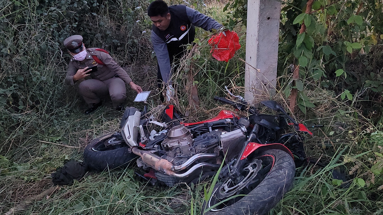 หนุ่มฟู้ดแพนด้าซิ่งบิ๊กไบค์แหกโค้งชนเสาหลัก รถคว่ำหัวกระแทกพื้นดับ