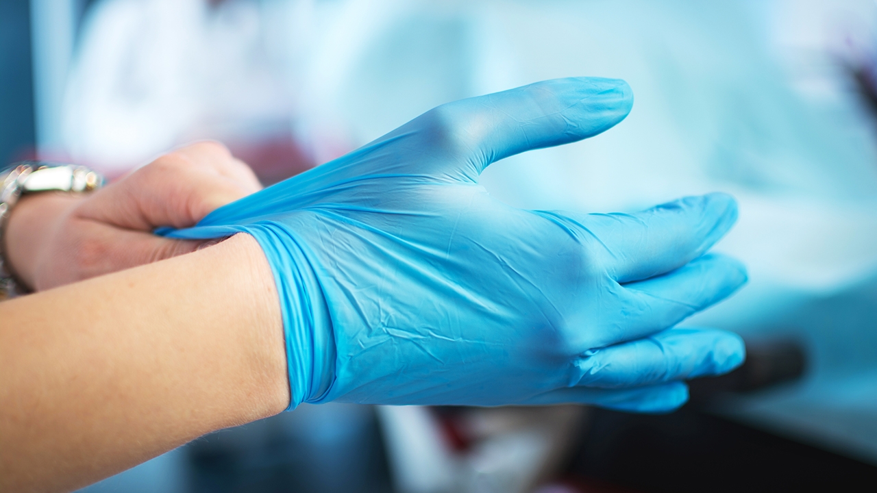 คน “อคส.” ฟัดกันเละ! ปัญหาทุจริตจัดซื้อถุงมือยาง