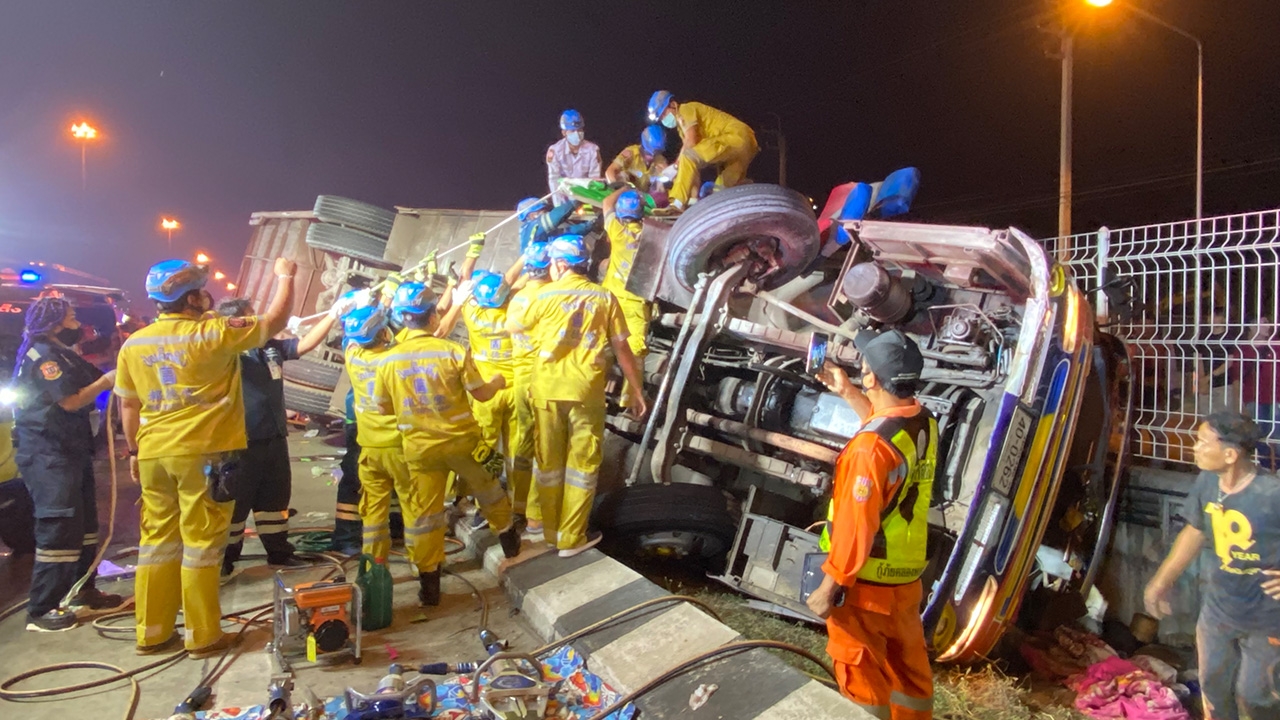 หวิดยกคัน รถบัสหมอลำคณะดัง พลิกคว่ำข้างทาง เจ็บ 31 ตาย 2 คาซากรถ