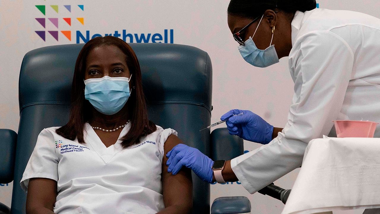 สหรัฐฯ เริ่มแล้ว พยาบาลห้องไอซียู รับวัคซีนคนต้านโควิดคนแรก