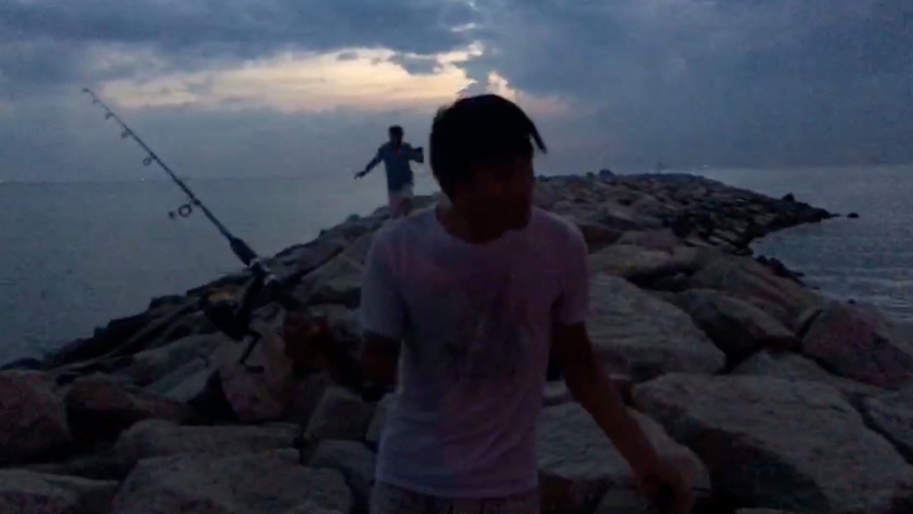 ฟ้าผ่าคันเบ็ดหนุ่มนั่งตกปลาริมหาดระยอง ตาย 1 เจ็บ 1