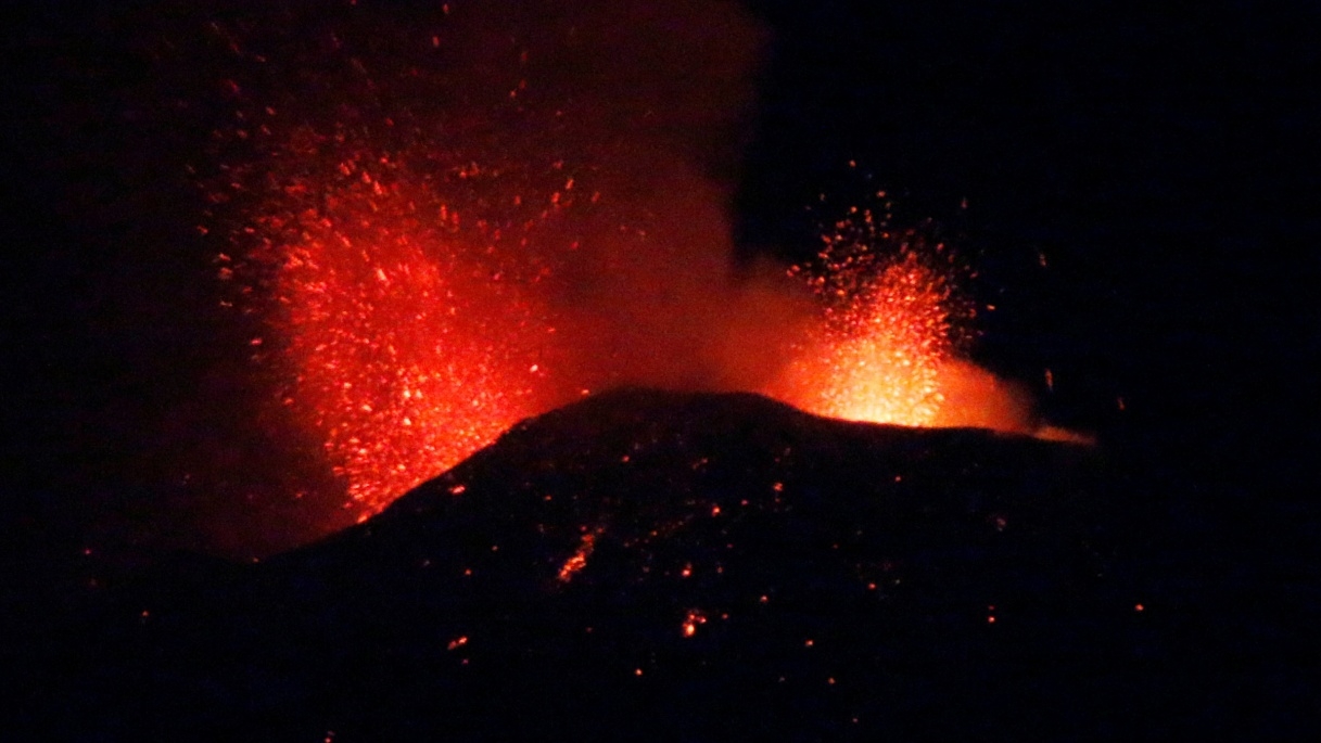 สะพรึง ภูเขาไฟเอตนาในอิตาลีปะทุครั้งใหม่ พ่นลาวาแดงฉานขึ้นฟ้า