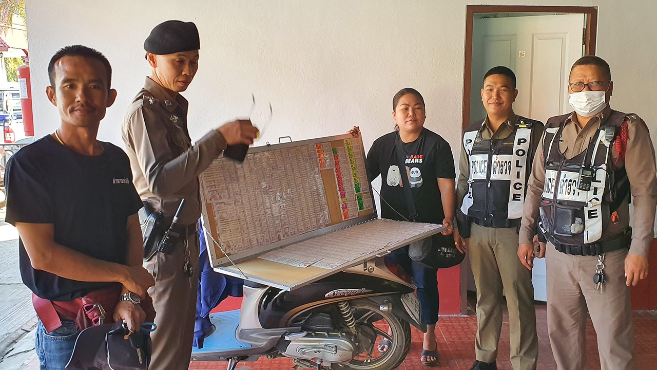 แม่ค้าสุดโชคดี ลืมแผงลอตเตอรี่ 4 แสน พนง.กวาดขยะเก็บได้ส่ง ตร.