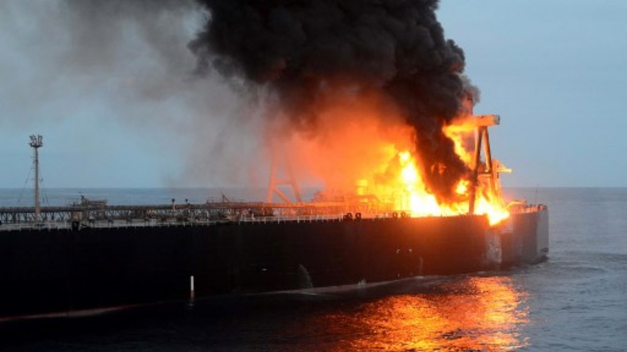 เรือบรรทุกน้ำมัน 6 หมื่นตัน บึมสนั่นไฟไหม้ ขณะออกจากซาอุฯ ชี้โดนลอบโจมตี