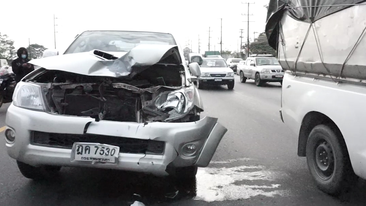 2 ตายายจะไปรับเบี้ยคนชรา ข้ามถนนโดนกระบะชนกระเด็น 50 เมตรตายทั้งคู่