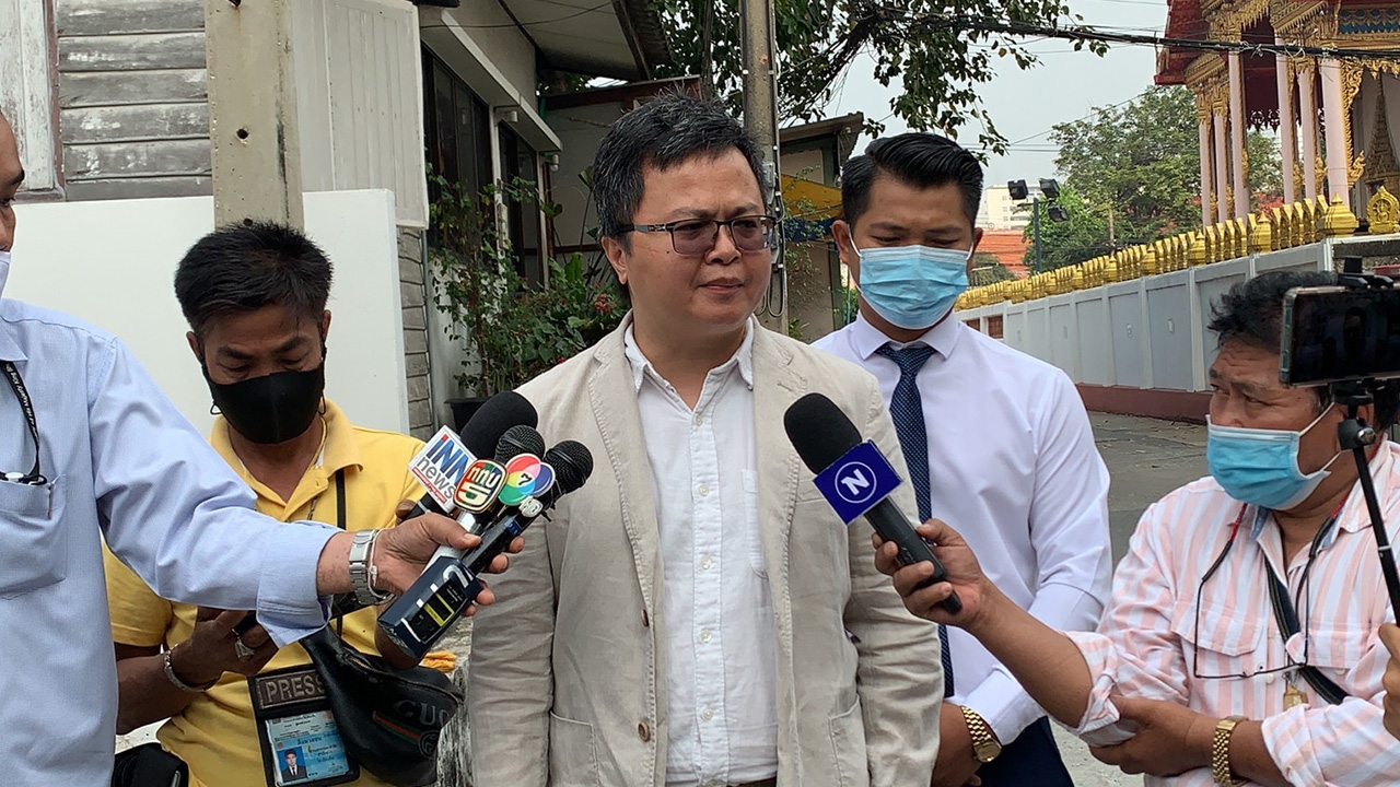 ทนายอานนท์ มา สน.บางโพ รับทราบข้อกล่าวหา ม.112 เผยโดนแล้วรวม 4 คดี