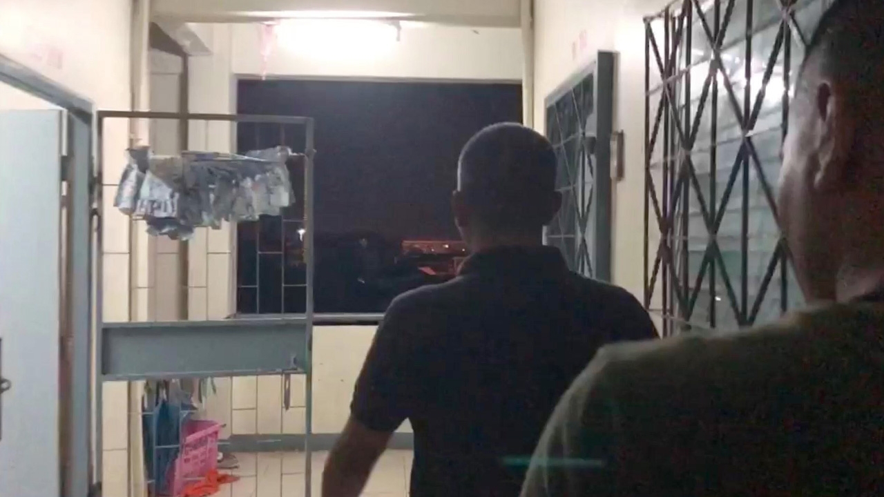 ตร.หาดใหญ่ จู่โจมค้นแฟลตเคหะฯ อึ้งเจอพ่อพาเมียและลูก 2 ขวบมานั่งเสพยา