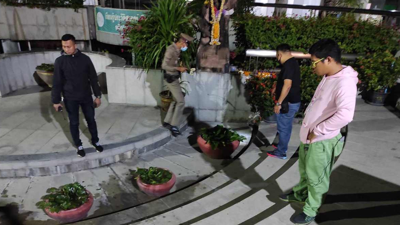 ปาระเบิดอนุสรณ์สถาน 14 ตุลา พบเป็น "ประทัดยักษ์" ใส่ตะปู คาดปลุกกระแส