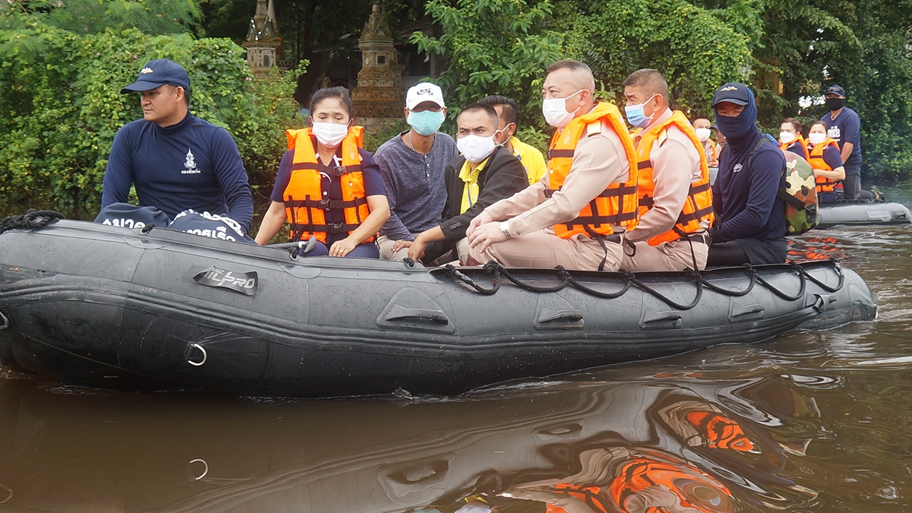 เสธ.ทร. ลงใต้มอบของช่วยชาวสงขลา พร้อมเยี่ยม ฉก.เรือผลักดันน้ำ (คลิป)