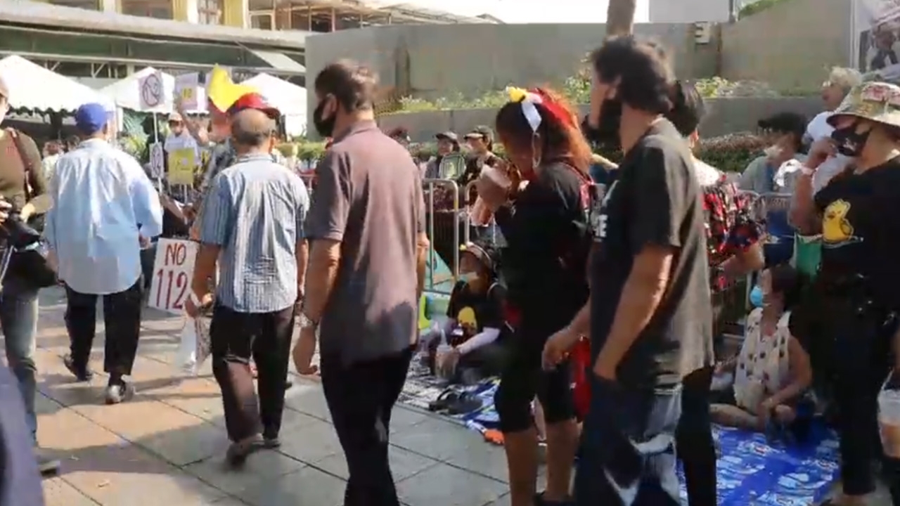 คนร่วมกิจกรรม Mob Fest อนุสรณ์สถาน 14 ตุลา ต่อเนื่อง ทำสลากฯ แจกเป็นที่ระลึก