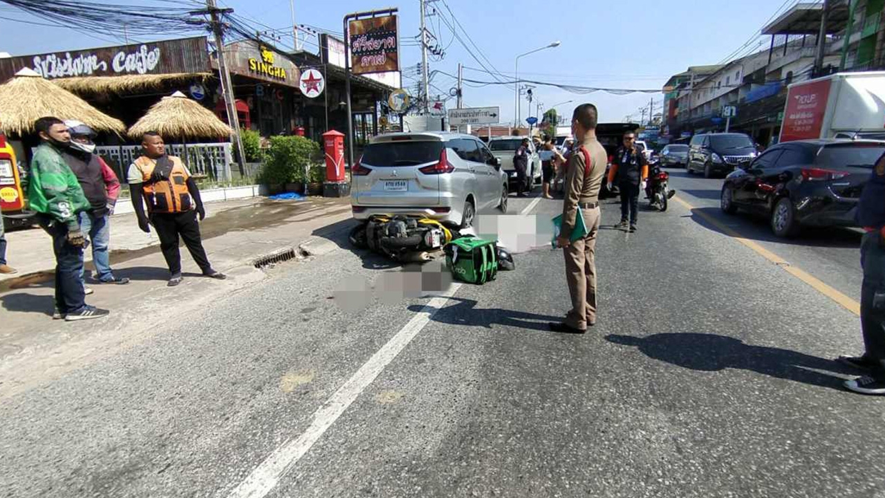 หนุ่มแกร็บฟู้ดรีบไปส่งอาหาร พยายามแซงซ้าย ชนท้ายรถเก๋ง-หกล้อทับดับ 