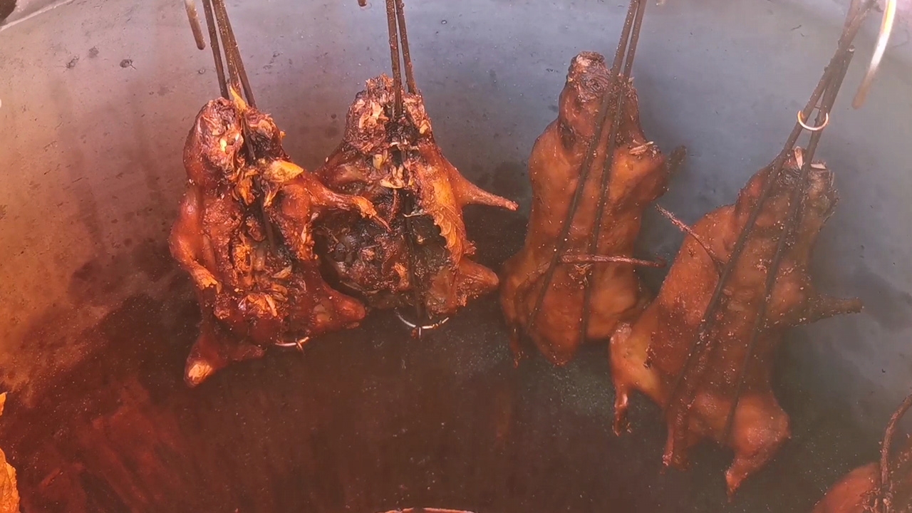 หนุ่มโรงงานโคราช ทำหนูนาอบโอ่ง-ชำแหละขายออนไลน์ รายได้ 5-7 พันบาทต่อวัน