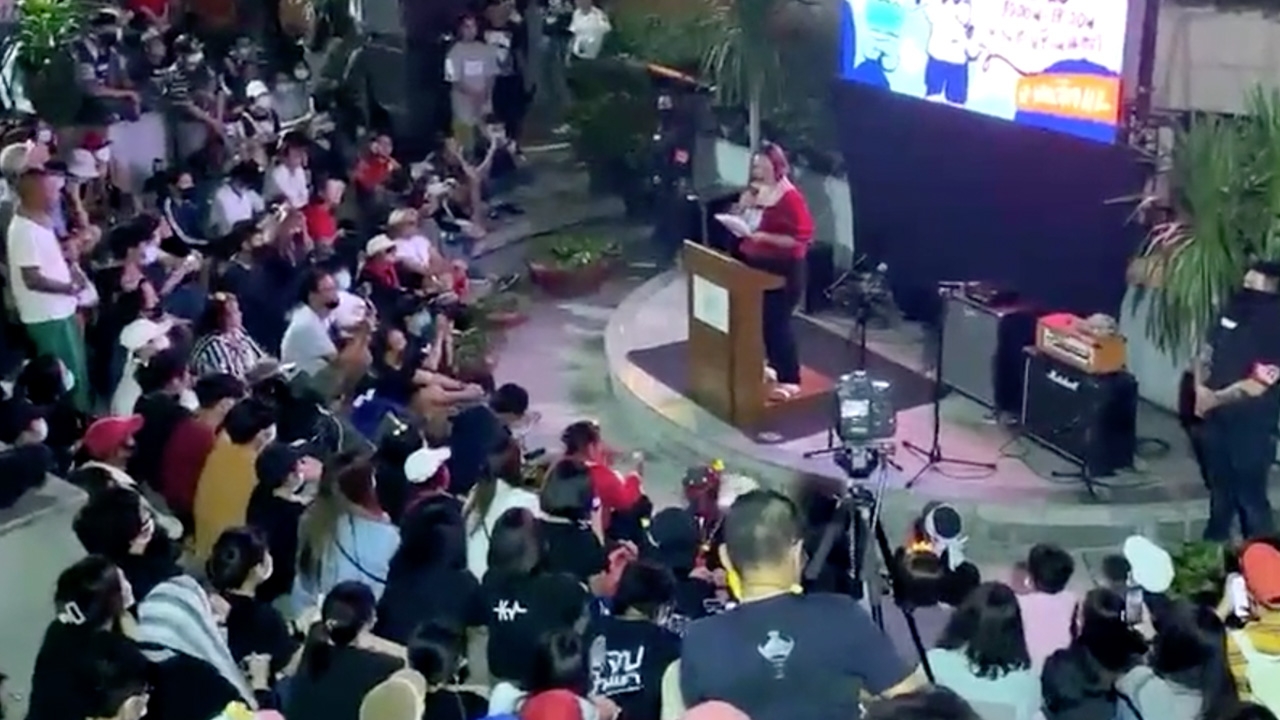 ม็อบ ยุติชุมนุม หลัง "รุ้ง" ปาฐกถา นำผู้ชุมนุม ย้ำจุดยืน ยกเลิก ม.112