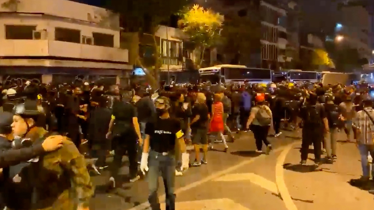 หวิดวุ่น การ์ดยกรั้วกั้นตำรวจ “ไผ่” นำมวลชนจาก พม. สมทบกลุ่มค้านนิคมจะนะ