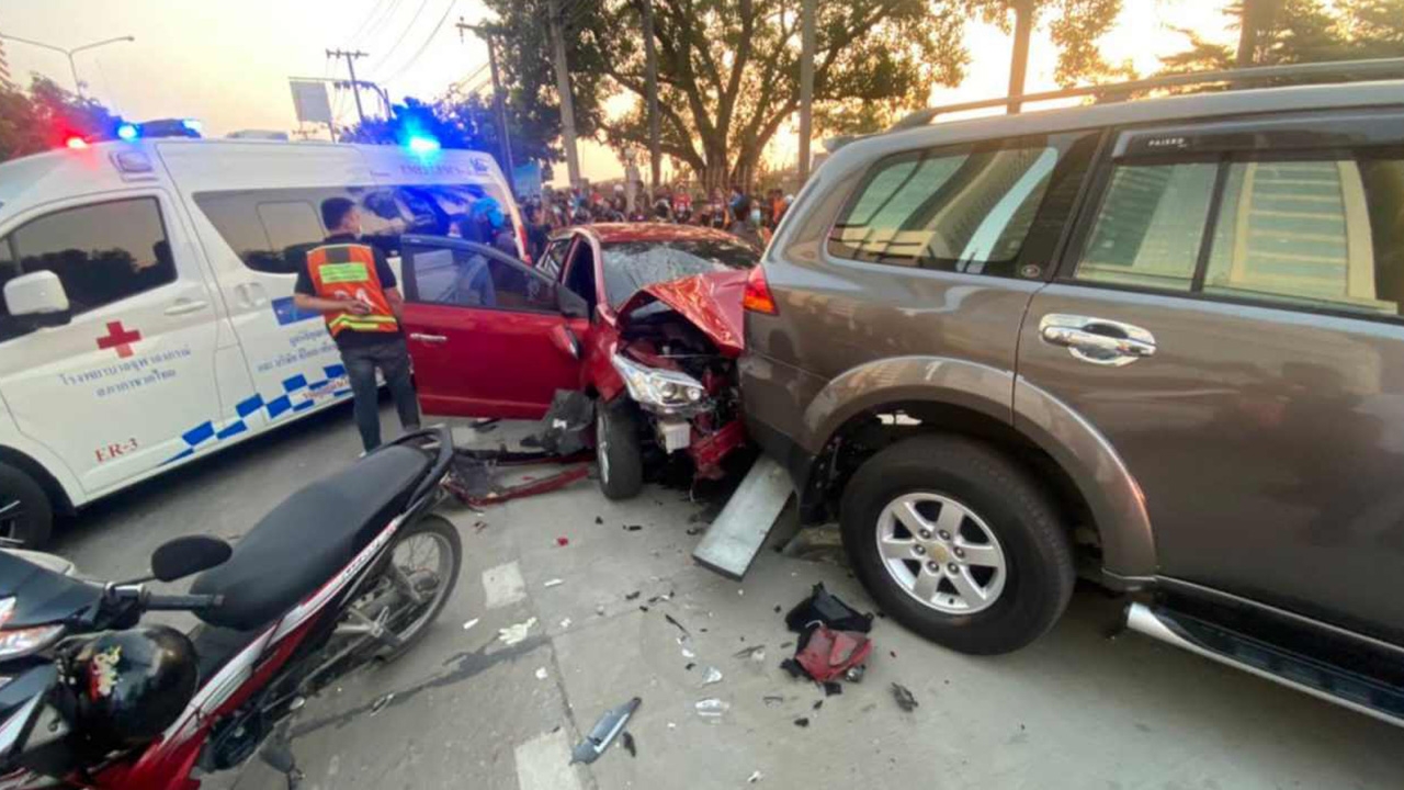 สาว 32 อ้างหลับใน ขับเก๋งยาริสชนแหลก ดับ 2 ศพหน้าสวนเบญจกิติ