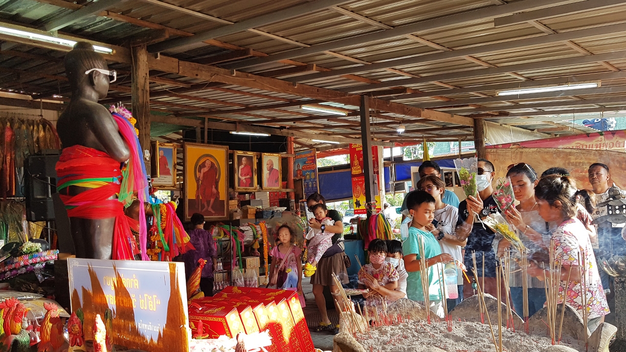 คู่รักดวงเฮง นำประทัดแสนนัดแก้บน "ไอ้ไข่" ยิ้มกว้างได้ "เลขเด็ด" ลุ้นโชค