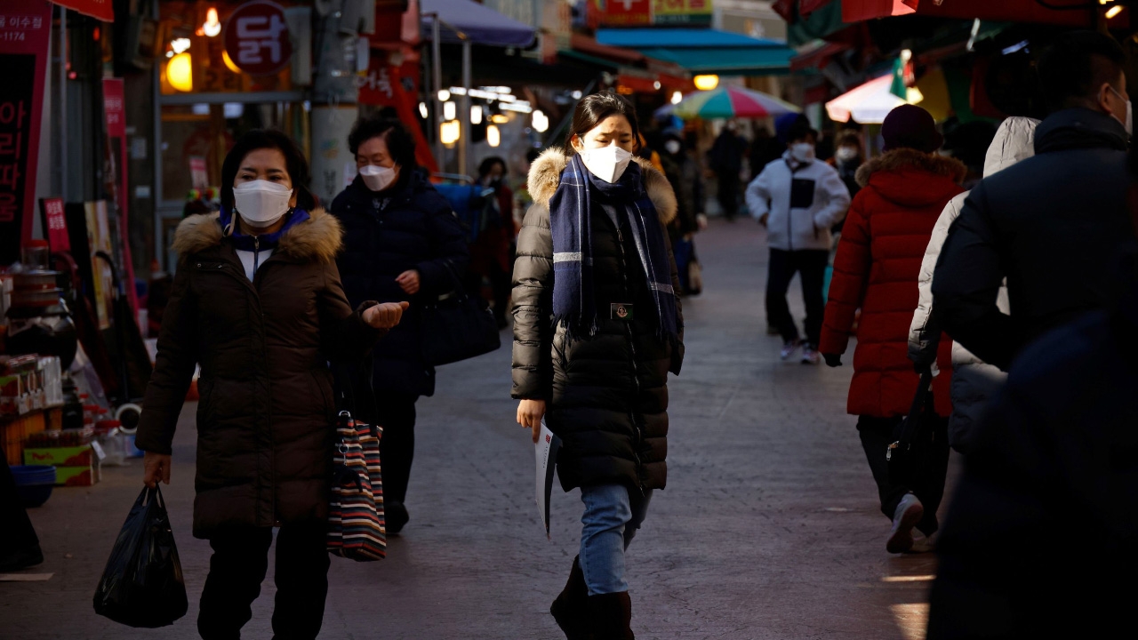 เกาหลีใต้อ่วม ติดโควิดวันเดียวเกือบ 700 ราย ทุบสถิติสูงสุดอันดับ 2