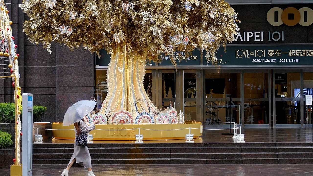 เดินหน้ารับความสุข ชมสีสันต่างประเทศรับวันคริสต์มาส ปีใหม่ 2021