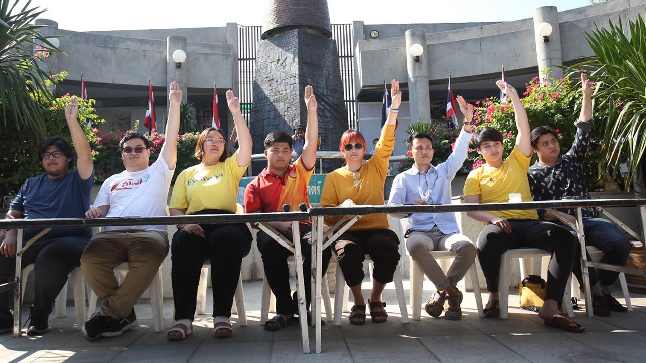 เพนกวิน-รุ้ง ร่วมแถลงการณ์ "ม็อบ 10 ธันวา" เรียกร้องเสรีภาพ จี้ยกเลิก ม.112