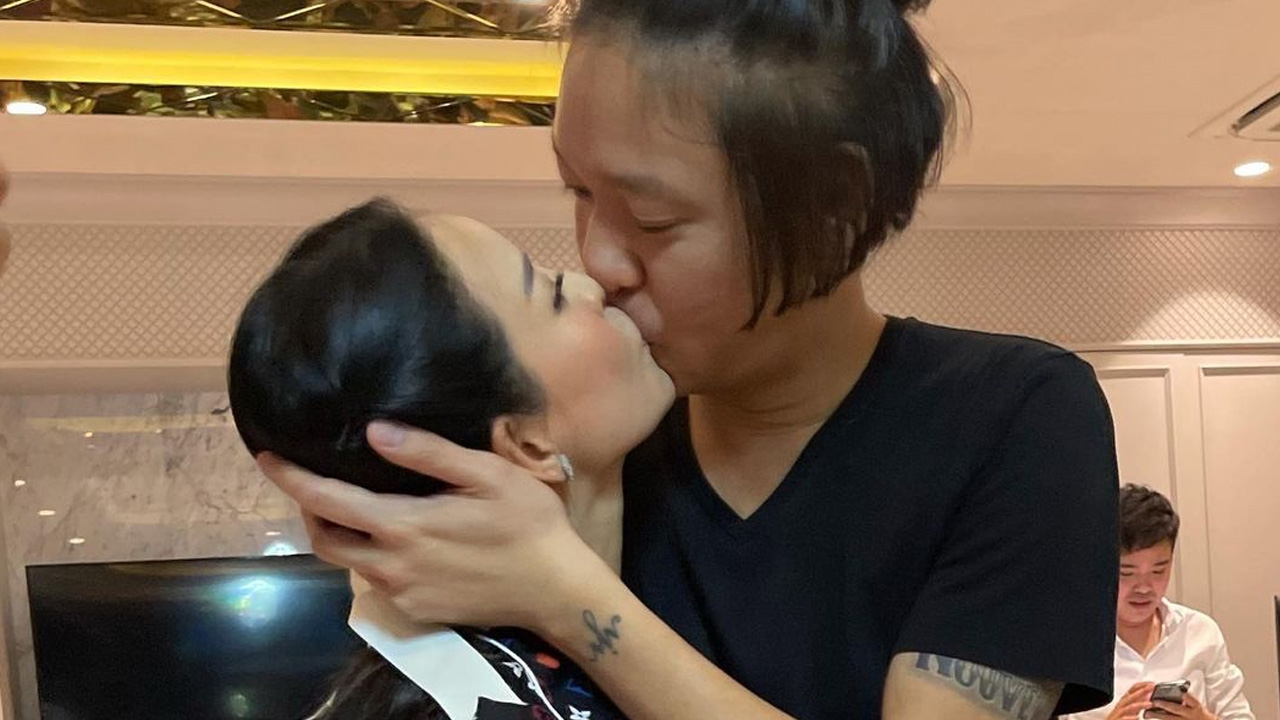 รักยังหวานยันด้วยภาพ หนิง ได้จูบจาก จิน เป็นของขวัญวันเกิดครบ 41 ปี 