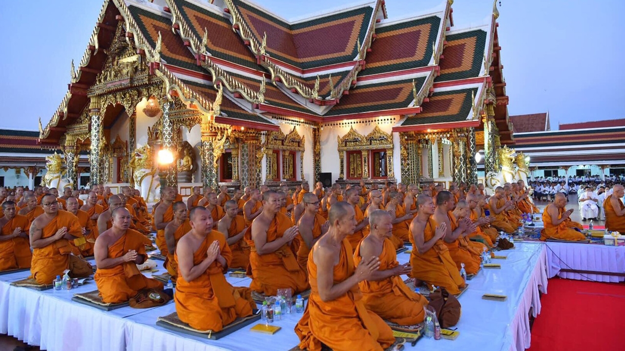 อนุชา มอบที่ปรึกษาร่วมพิธีเจริญพระพุทธมนต์ ถวายเป็นพระราชกุศล ในหลวง ร.9