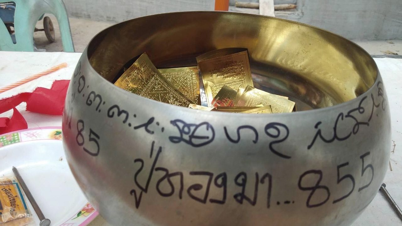 ชาวบ้านอุดรฯ มาวัดศรีสว่างวงศ์ ส่องบ่อศักดิ์สิทธิ์ ดูเลขเด็ดโค้งสุดท้าย