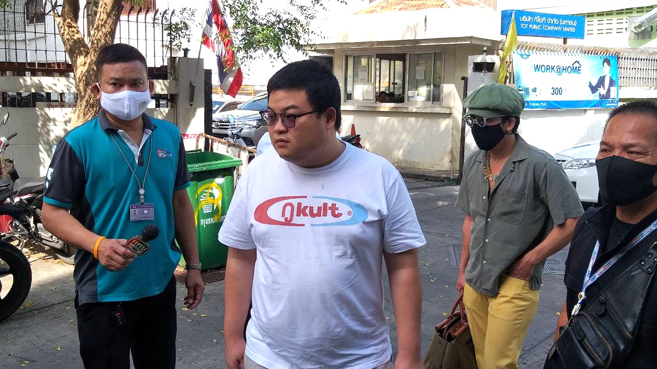 เพนกวิน-แอมมี่ มา สน.รับทราบข้อกล่าวหา ชุมนุม 14 ต.ค.ที่อนุสาวรีย์ ปชต.